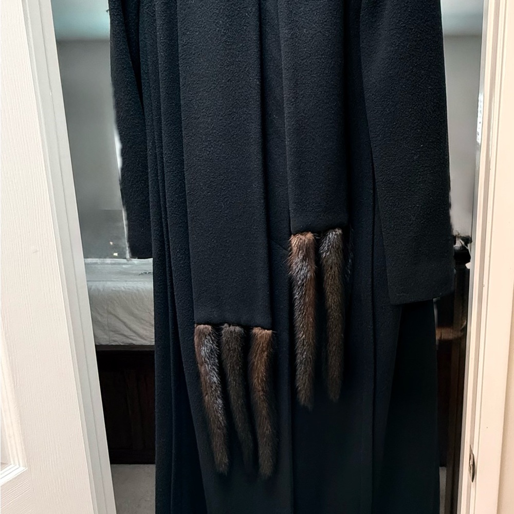 Elegant Black Cashmere Coat with Fur Trim Tassels